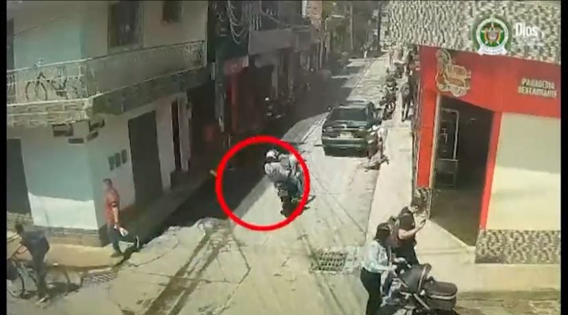 En cámara de seguridad quedó grabado el intento de hurto y agresión.