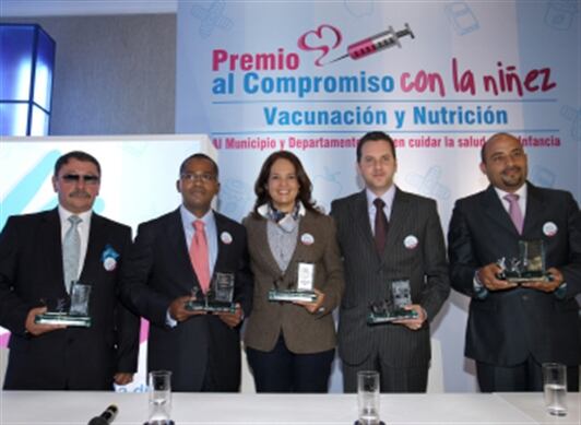 De izquierda a derecha, los ganadores de la primera versión: Francisco José Grijalva, alcalde de Samacá; Cristian Moreno, gobernador del Cesar; Judith Pinedo, alcaldesa de Cartagena; Yebrail Haddad, alcalde de Ocaña, y Carlos Alberto Contreras, alcalde de Barrancabermeja.