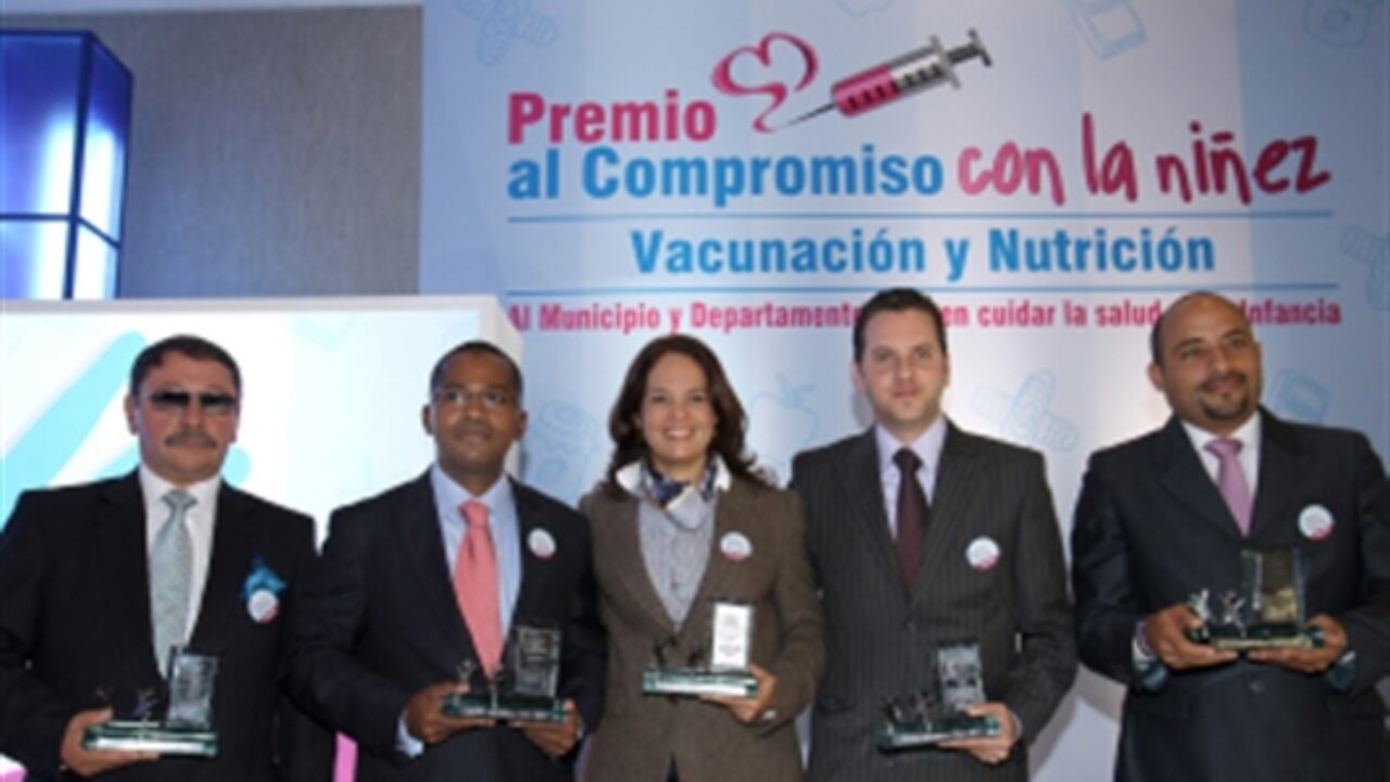 De izquierda a derecha, los ganadores de la primera versión: Francisco José Grijalva, alcalde de Samacá; Cristian Moreno, gobernador del Cesar; Judith Pinedo, alcaldesa de Cartagena; Yebrail Haddad, alcalde de Ocaña, y Carlos Alberto Contreras, alcalde de Barrancabermeja.