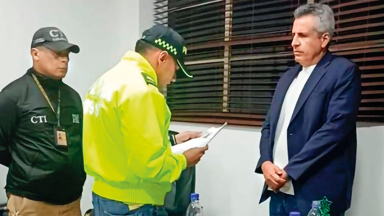 El exministro de Interior Luis Fernando Velasco se entregó a las autoridades en Cali. Fue recluido en la cárcel de Villahermosa.