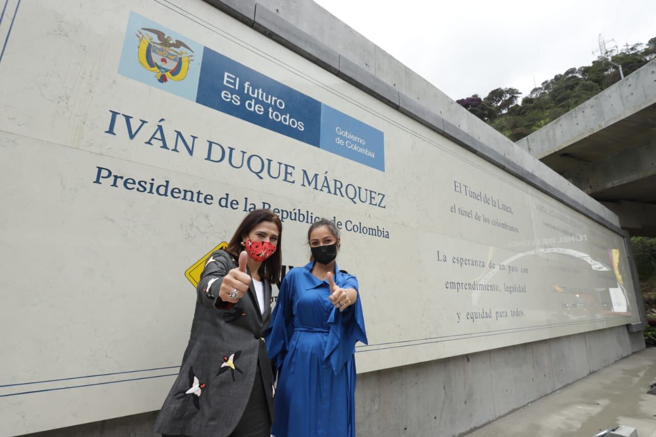 En la placa destaca que el nombre del presidente Iván Duque está ubicado primero que el nombre del túnel, lo que llamó la atención de varios usuarios en redes sociales.