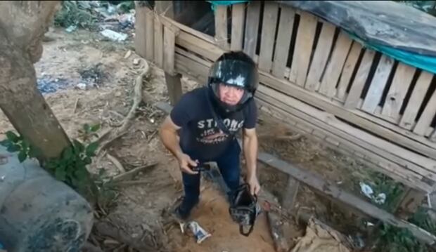 Las autoridades le hallaron un revólver calibre 38 con seis cartuchos para el mismo.