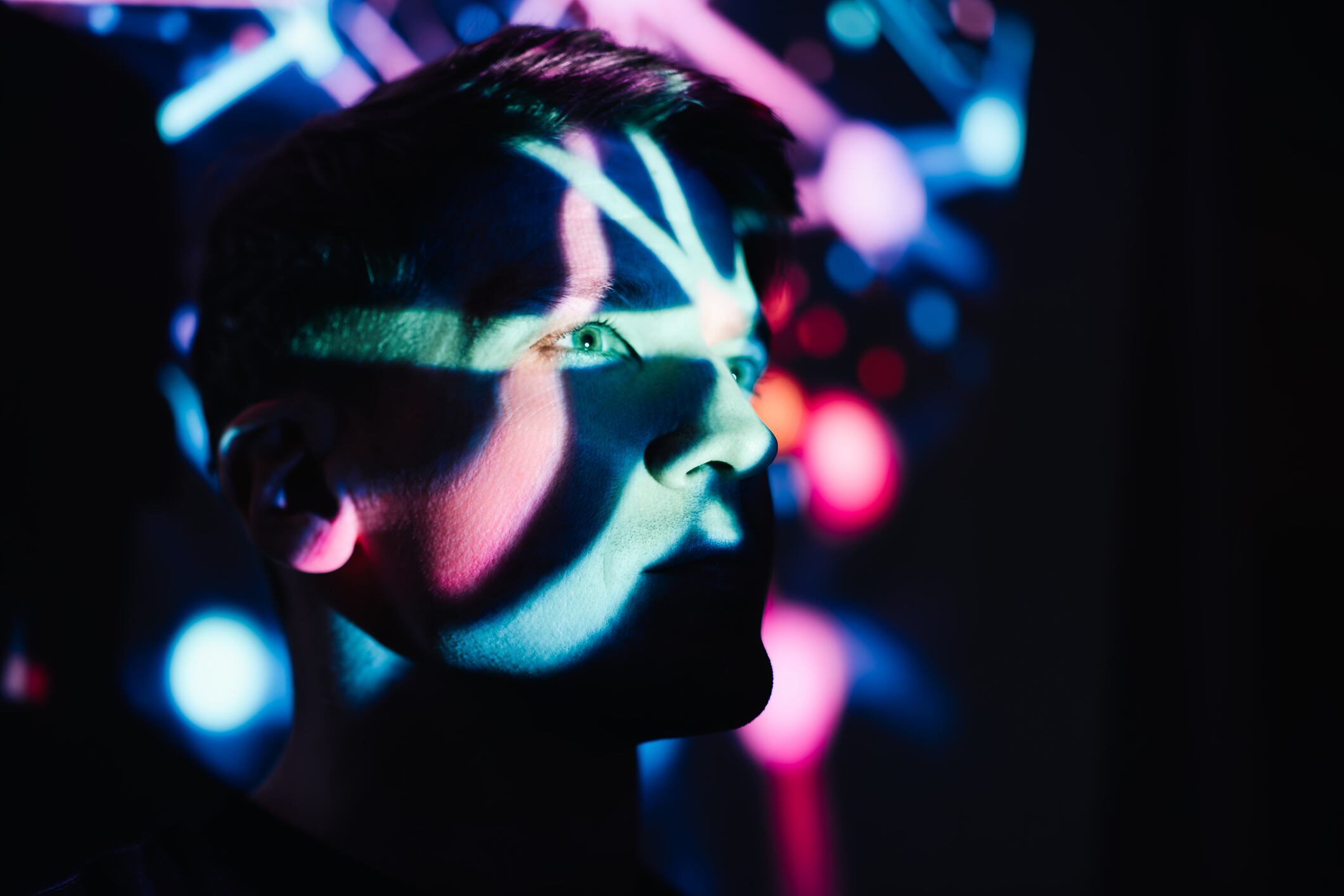 Un resplandor casi imperceptible recorre el organismo vivo.