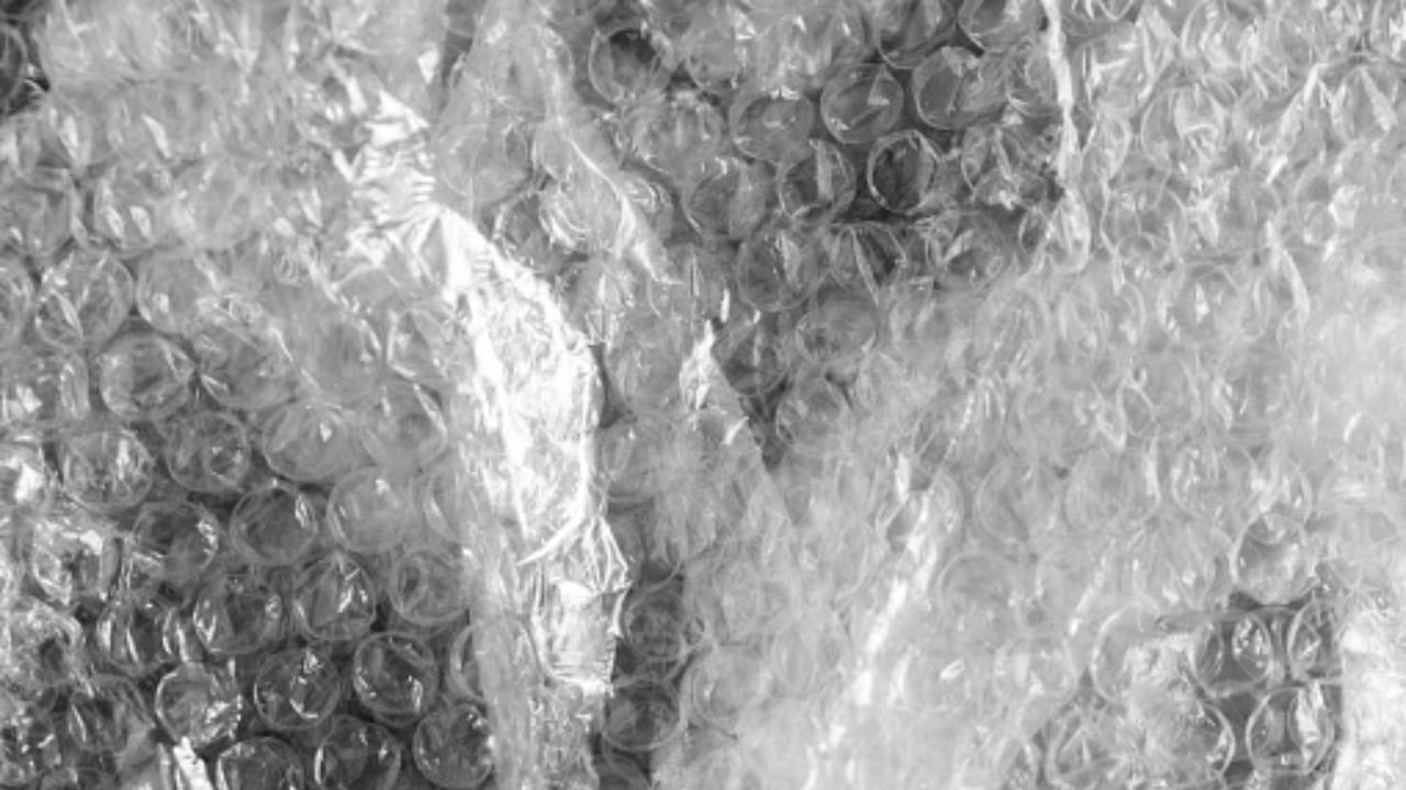 El plástico burbuja Es flexible, impermeable, reutilizable y protege contra impactos.