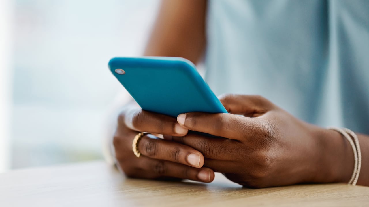 Los call centers están organizados para atender llamadas entrantes y salientes.