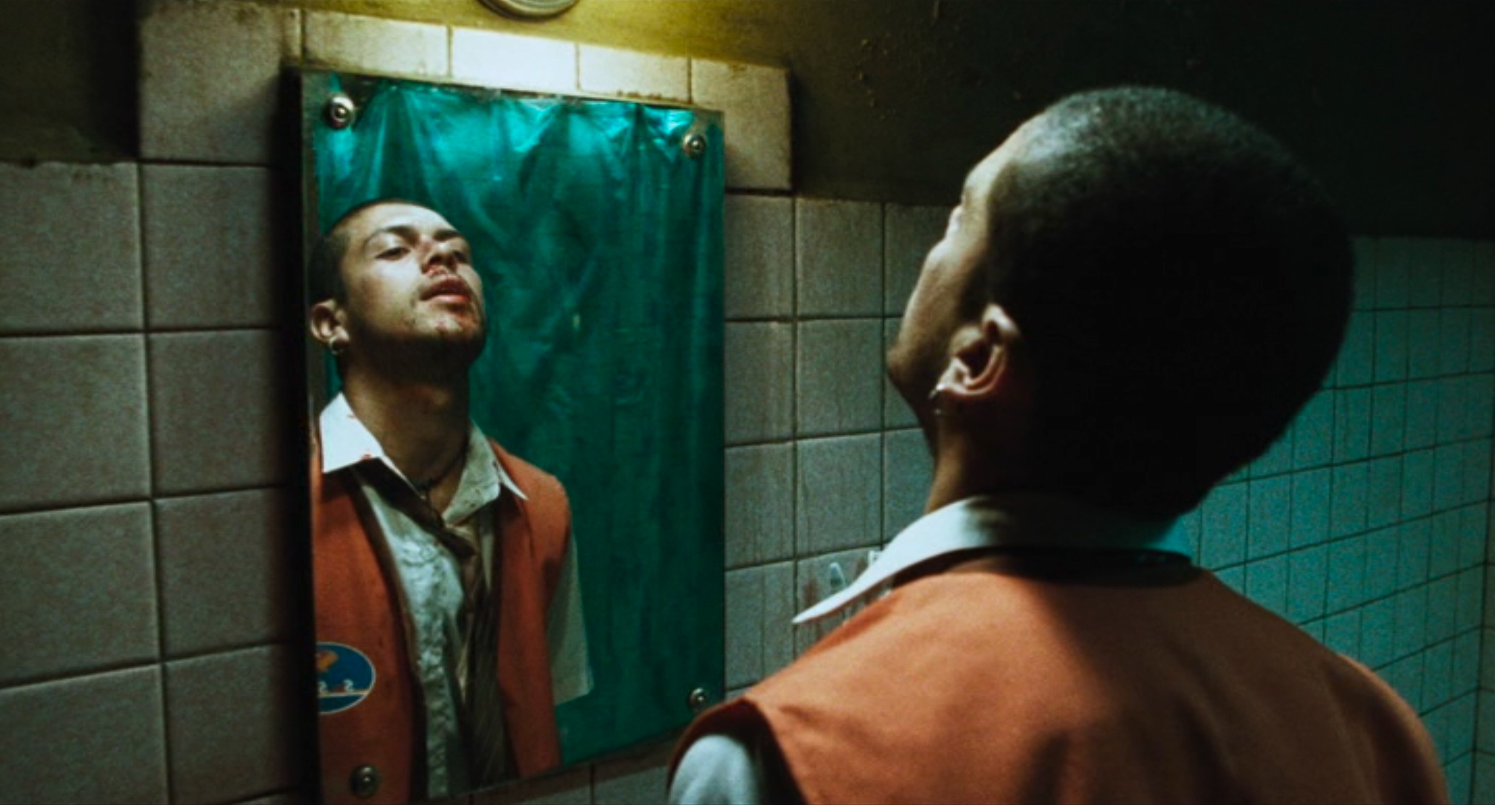 Amores Perros de Alejandro González Iñárritu cumple 25 años y regresa a las salas de cine, así podrá ver la película en Colombia