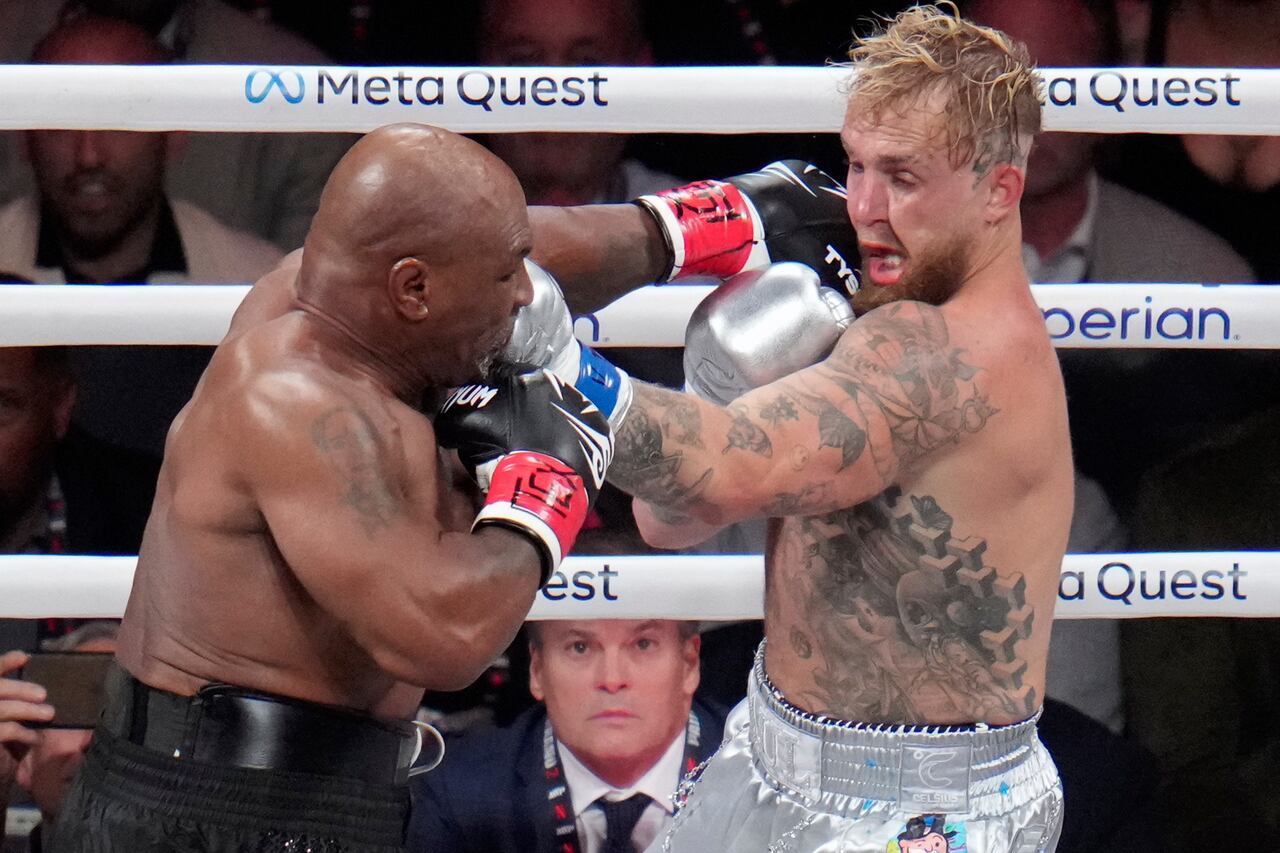 Mike Tyson golpea a Jake Paul durante su pelea de boxeo de peso pesado. (Foto AP/Julio Cortez)