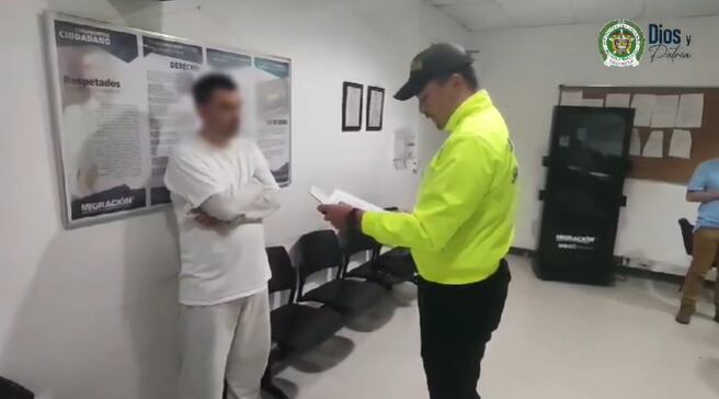 Policía notifica la orden de captura al profesor de música deportado desde los Estados Unidos.