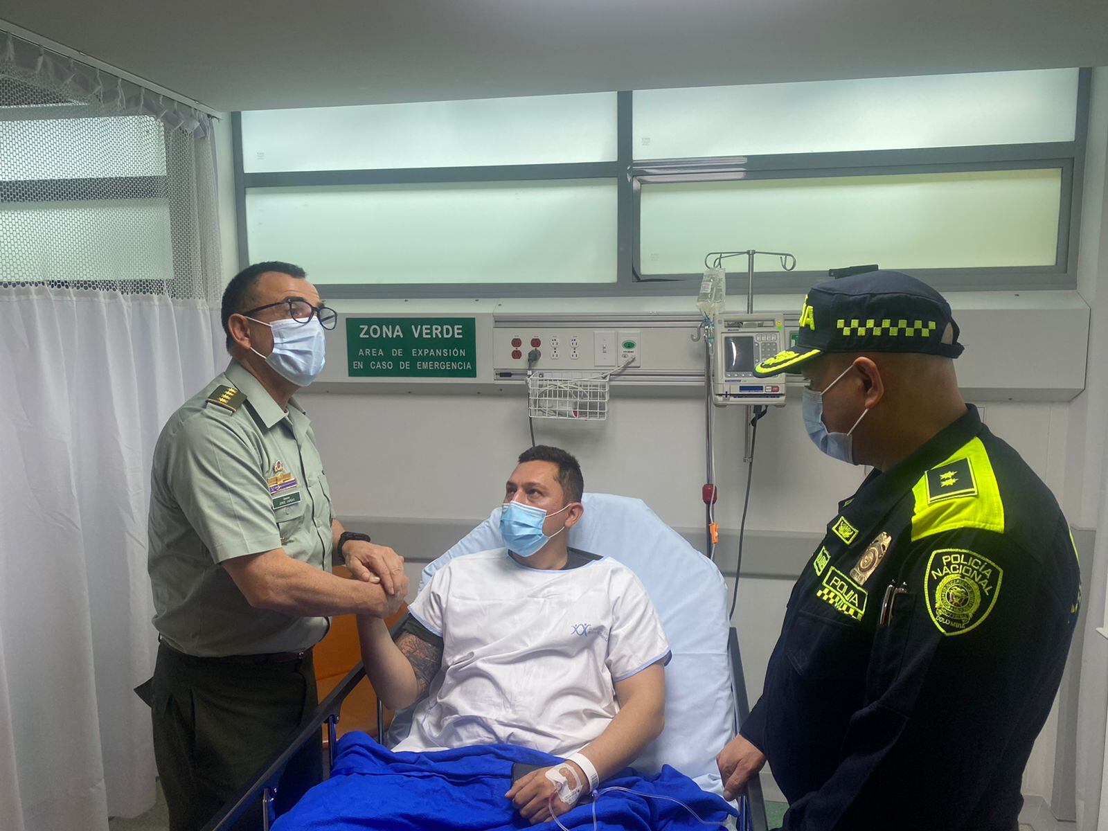 El director de la Policía, general Jorge Luis Vargas Valencia, visitó a los cuatro uniformados heridos en el atentado en Cañasgordas, Antioquia.