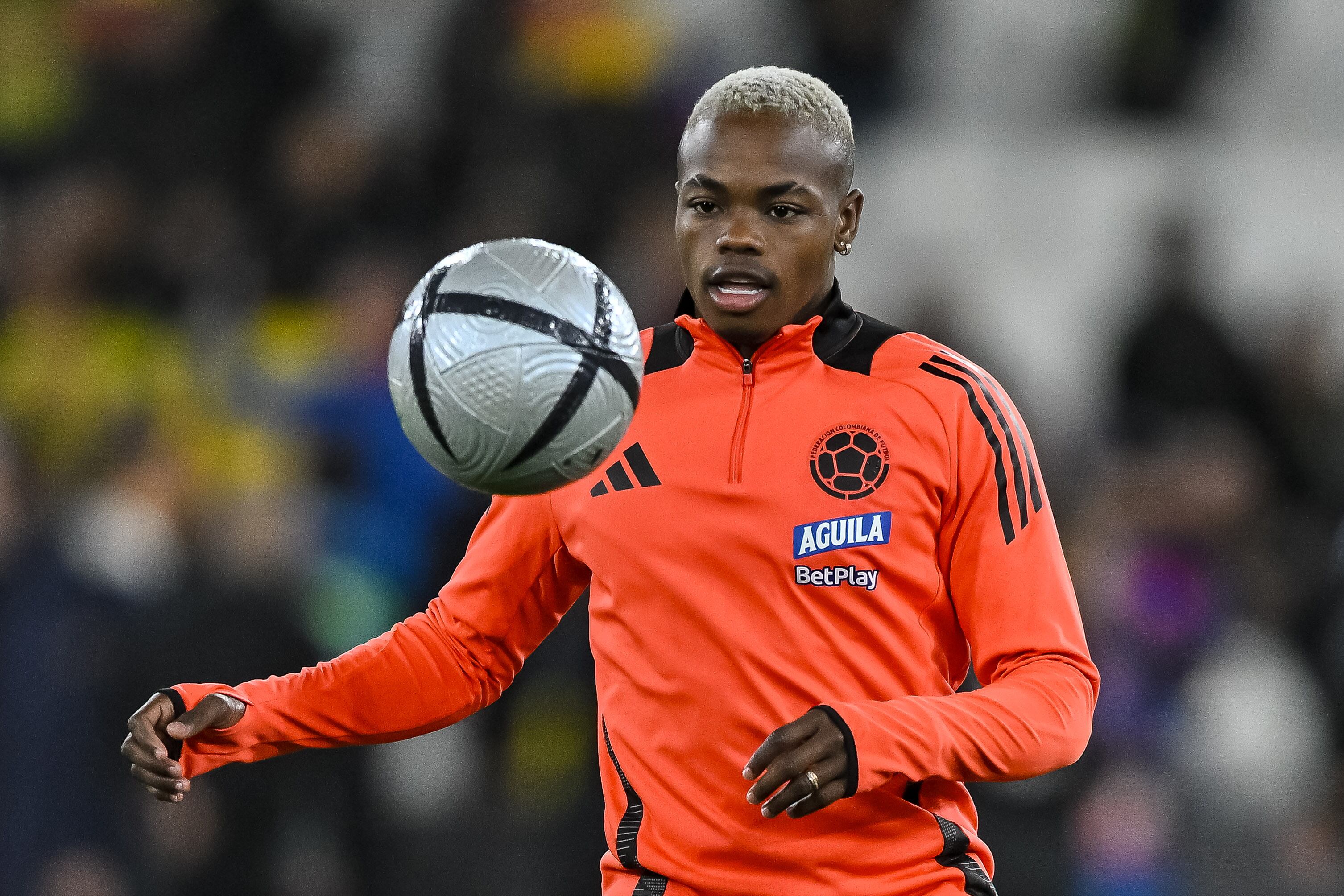 Carlos Gómez de Colombia controla el balón antes del partido amistoso internacional entre España y Colombia en el Estadio de Londres el 22 de marzo de 2024 en Londres, Inglaterra.