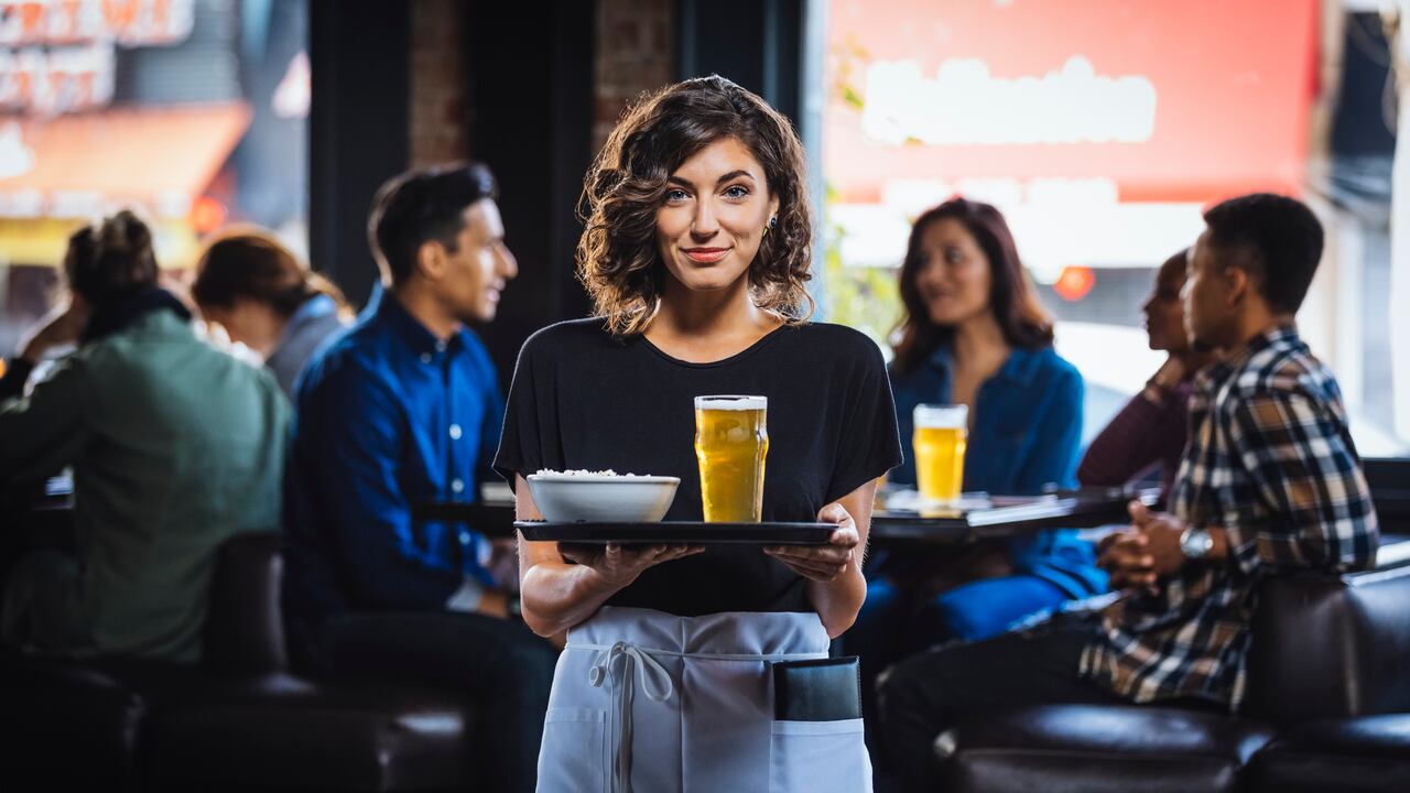 Diversas empresas ofrecen oportunidades laborales para quienes buscan trabajar como mesero