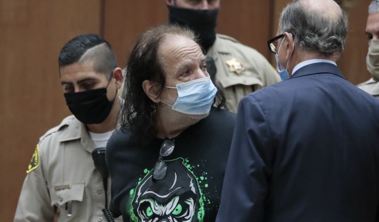 Ron Jeremy es llevado a un centro de reclusión luego de la audiencia que tuvo el pasado 23 de junio de 2020 donde fue acusado de violación y abuso sexual