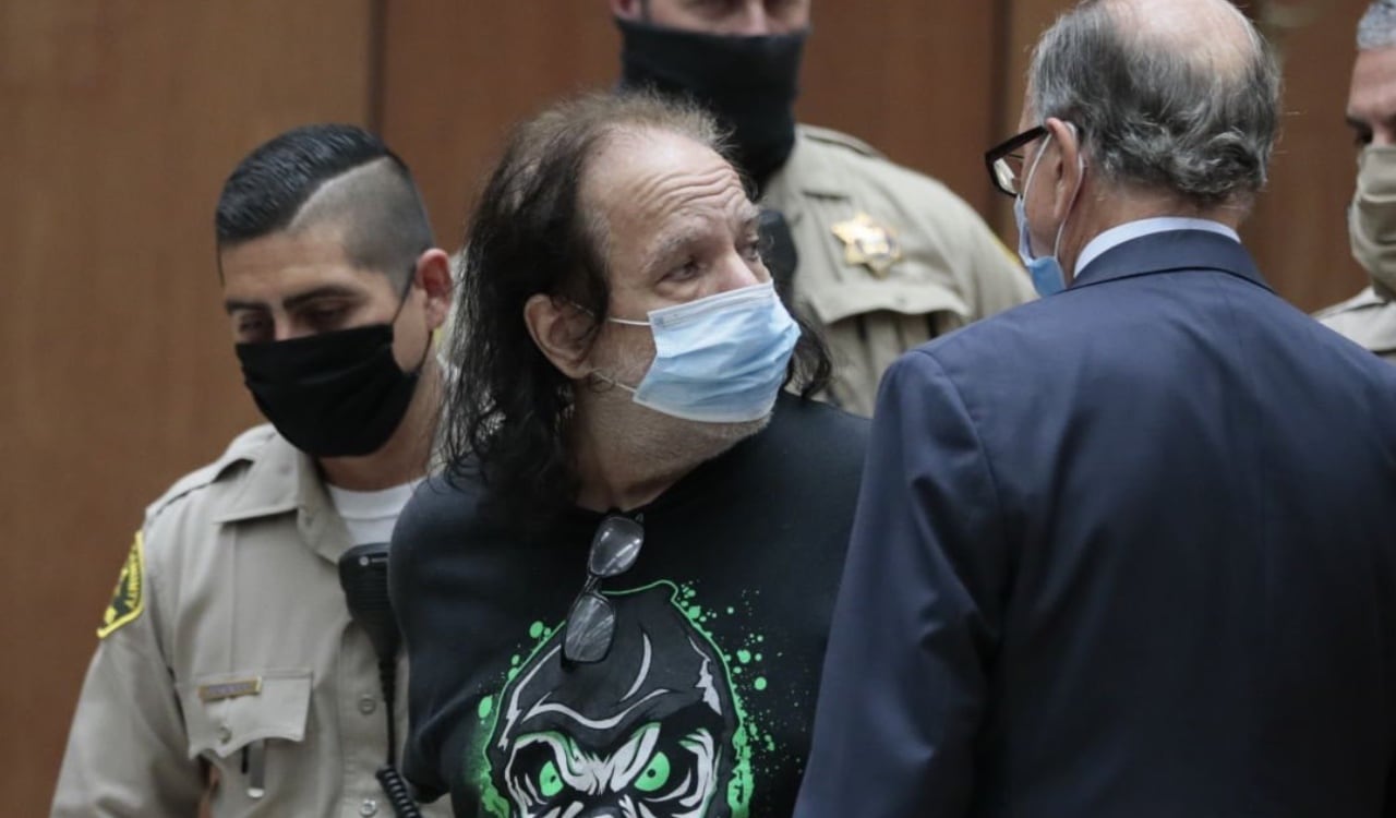 Ron Jeremy es llevado a un centro de reclusión luego de la audiencia que tuvo el pasado 23 de junio de 2020 donde fue acusado de violación y abuso sexual