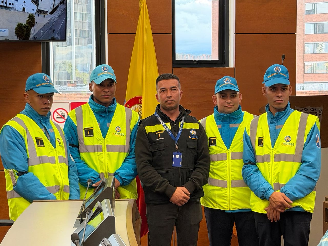 Guardianes que enfrentaron a colados con cuchillo en el '20 de Julio' son condecorados.