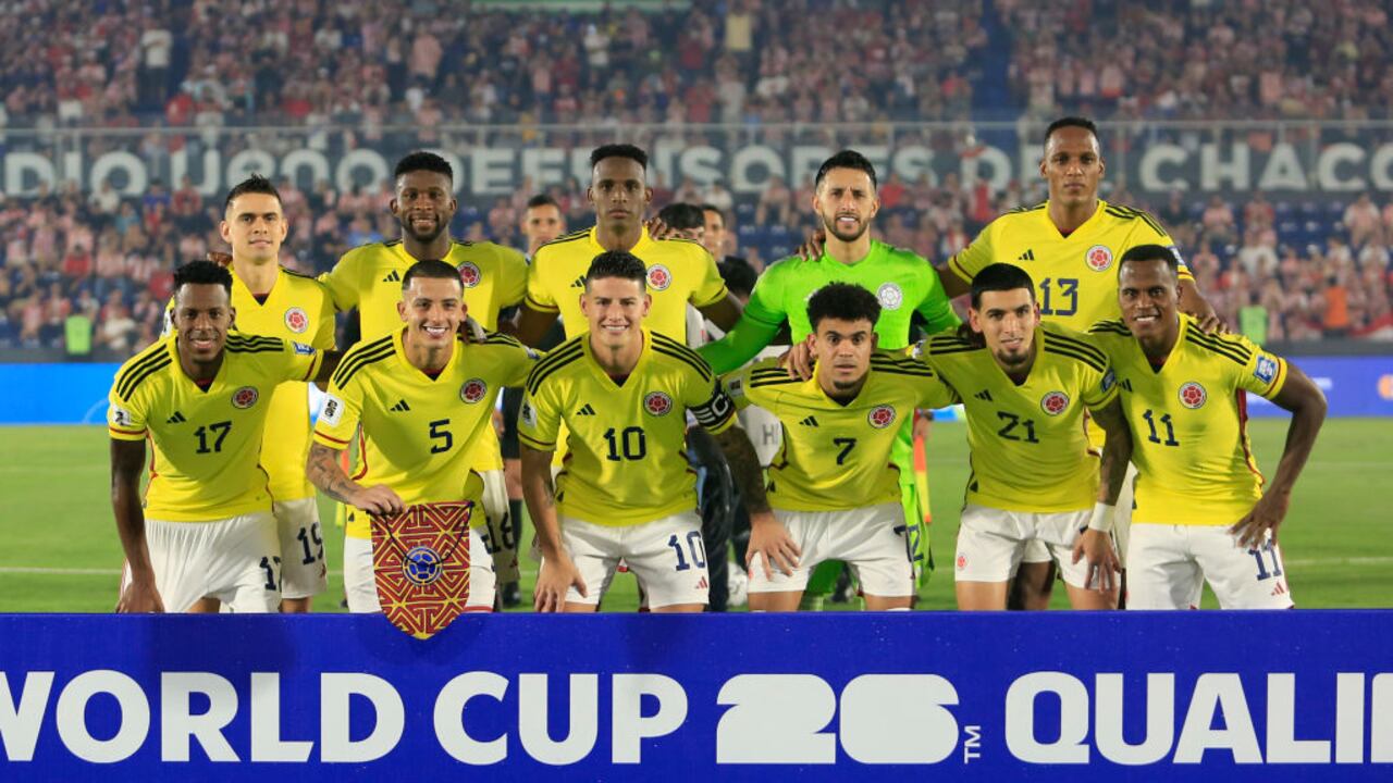 ASUNCION, PARAGUAY - NOVEMBER 21: Players of Colombia pose for a photo before a FIFA World Cup 2026 Qualifier match between Paraguay and Colombia at Estadio Defensores del Chaco on November 21, 2023 in Asuncion, Paraguay. (Photo by Christian Alvarenga/Getty Images)