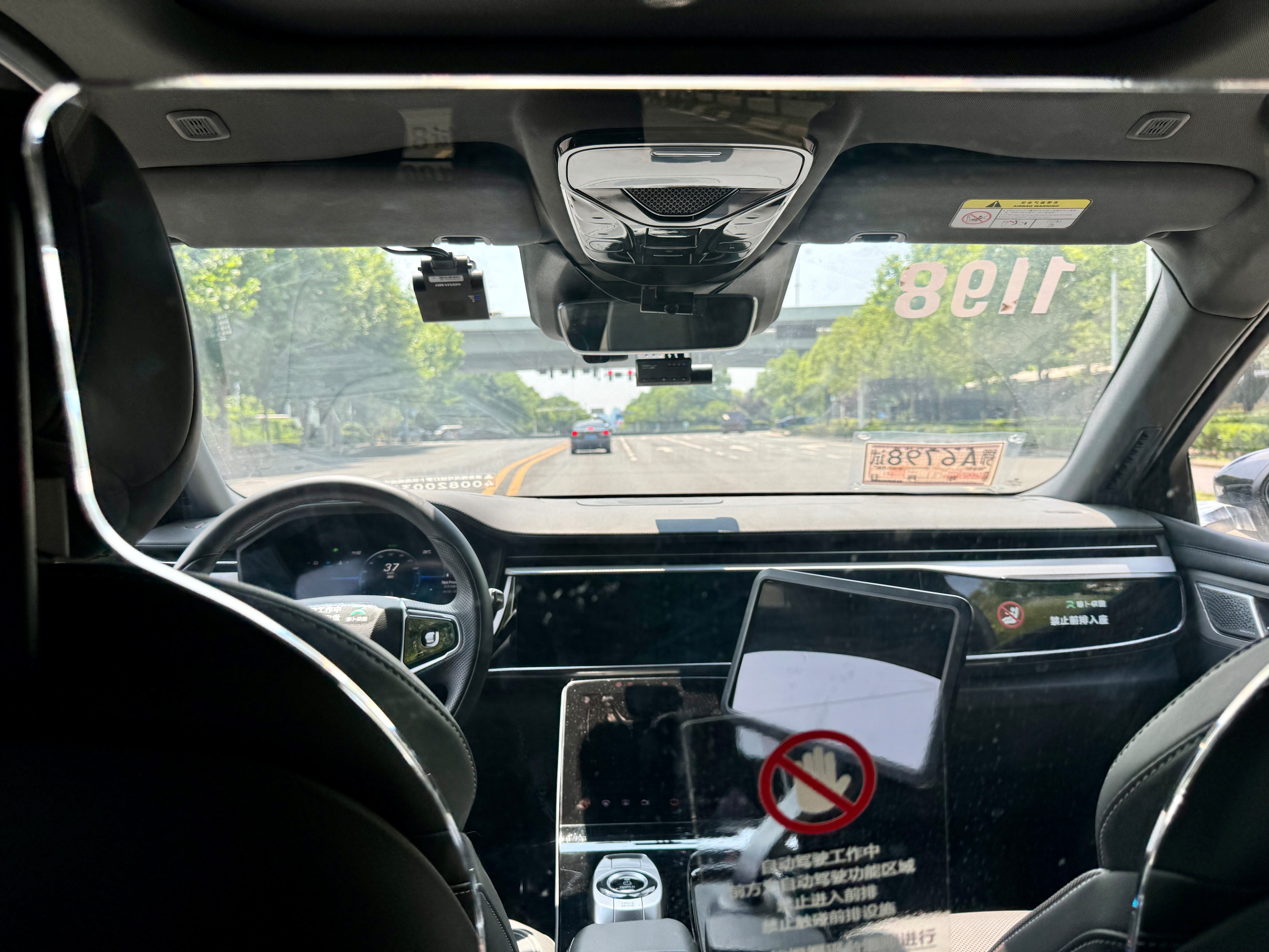 La regulación estatal de Nueva York actualmente exige la presencia de un operador humano listo para tomar el control en cualquier momento.