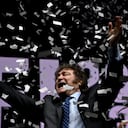 El congresista argentino y precandidato presidencial por La Libertad Alianza Avanza Javier Milei vitorea mientras cae confeti sobre el escenario al final del cierre de su campaña para las elecciones primarias del 13 de agosto, en el Movistar Arena de Buenos Aires el 7 de agosto de 2023. (Foto por Luis ROBAYO / AFP)