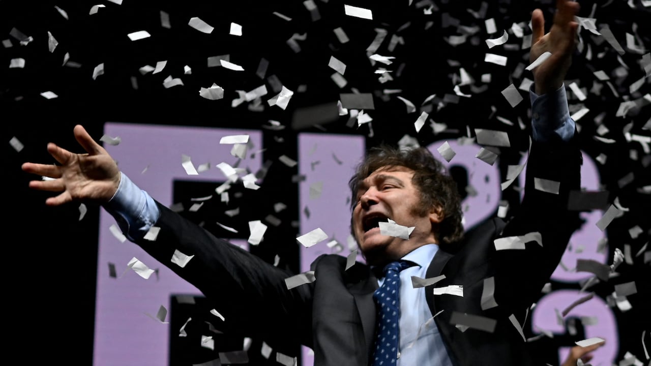 El congresista argentino y precandidato presidencial por La Libertad Alianza Avanza Javier Milei vitorea en el cierre de su campaña para las elecciones primarias del 13 de agosto, en el Movistar Arena de Buenos Aires el 7 de agosto de 2023. (Foto por Luis ROBAYO / AFP)