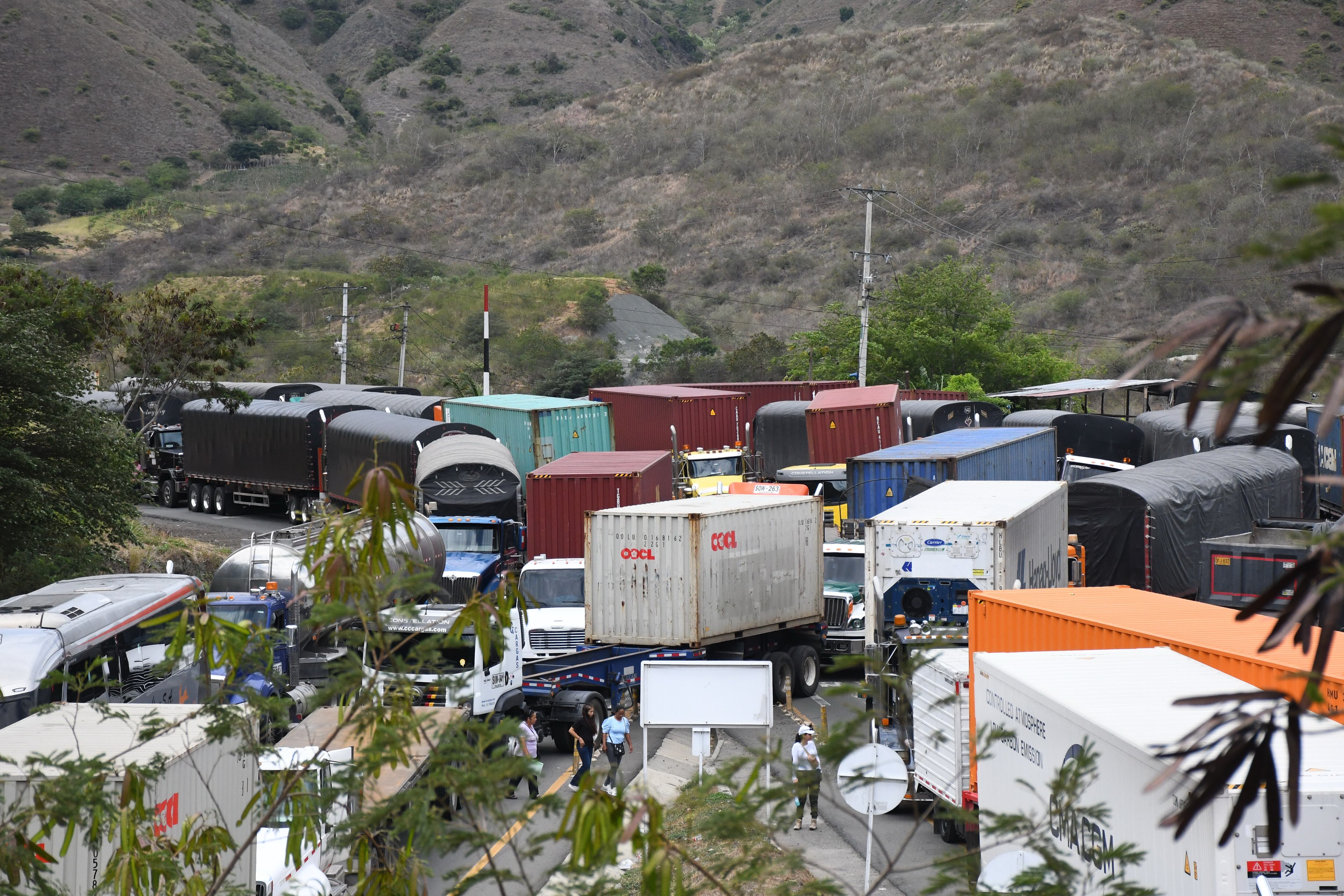 Cali: Perdidas millonarias deja un nuevo bloqueo  en la vía a Buenaventura a la altura de Lobo guerrero. Comunidades afros del alto y bajo Naya del Cauca dejaron su terreno y  se desplazaron hasta la vía de ingreso al puerto, impidiendo el paso a trasportadores, turistas y comerciantes. Foto José L Guzmán. EL País