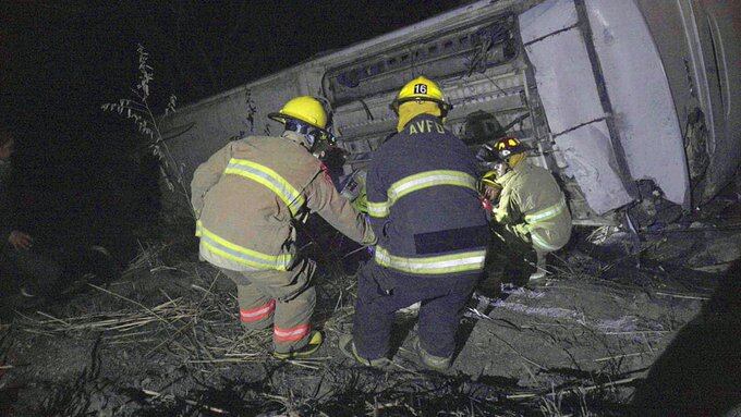 Al menos 18 personas murieron y 33 resultaron heridas después de que un autobús turístico cayera a un barranco en el estado mexicano de Nayarit, en el oeste del país.