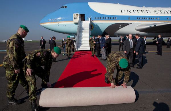 Un tapete rojo es desenrollado para la llegada de Obama al aeropuerto Ruzyne en Praga en abril de 2010.
