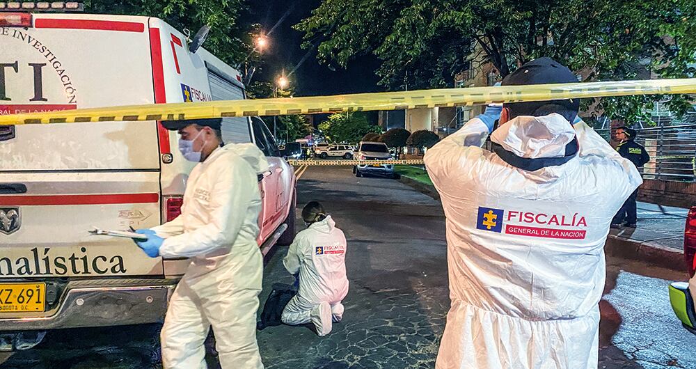 Los investigadores hicieron una inspección al vehículo, a las prendas del coronel y a las manos del conductor, en aras de determinar si tenía rastros de pólvora. 