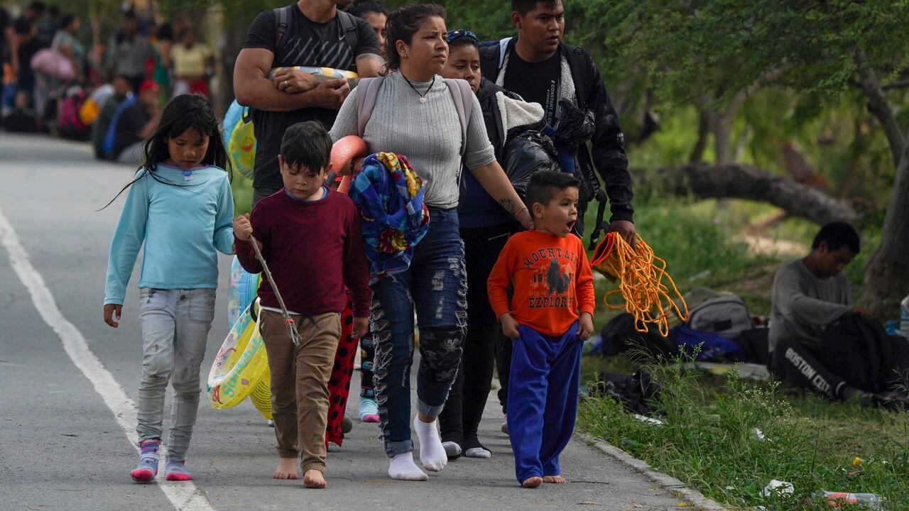Migrantes buscan llegar a EE.UU.
