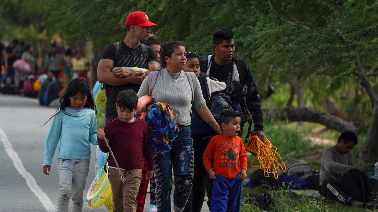 Los migrantes ahora podrán acceder más fácil a trámites para solicitar permisos a Estados Unidos.