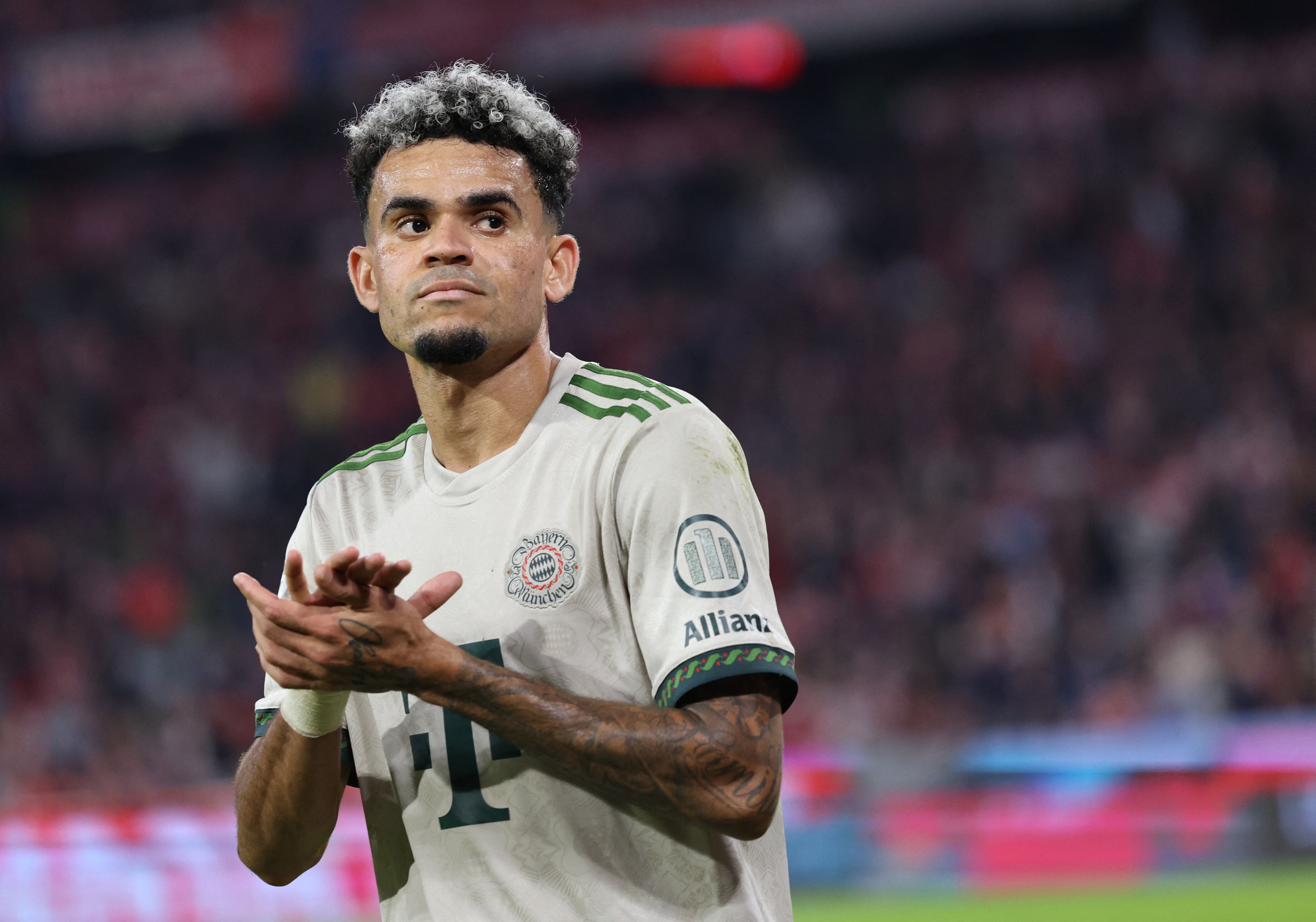 El delantero colombiano #14 del Bayern Múnich, Luis Díaz, reacciona durante el partido de la Bundesliga alemana entre el Bayern Múnich y el Werder Bremen en Múnich el 26 de septiembre de 2025. (Foto de Alexandra BEIER / AFP)