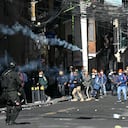 Un agente antidisturbios lanza gases lacrimógenos contra mineros durante una marcha para exigir la renuncia del presidente boliviano Rodrigo Paz, en La Paz, el 14 de mayo de 2026. Durante las últimas dos semanas, trabajadores, campesinos, maestros, grupos indígenas y trabajadores del transporte han estado presionando al gobierno. Sus demandas van desde aumentos salariales y estabilización económica hasta la oposición a la privatización de empresas públicas.