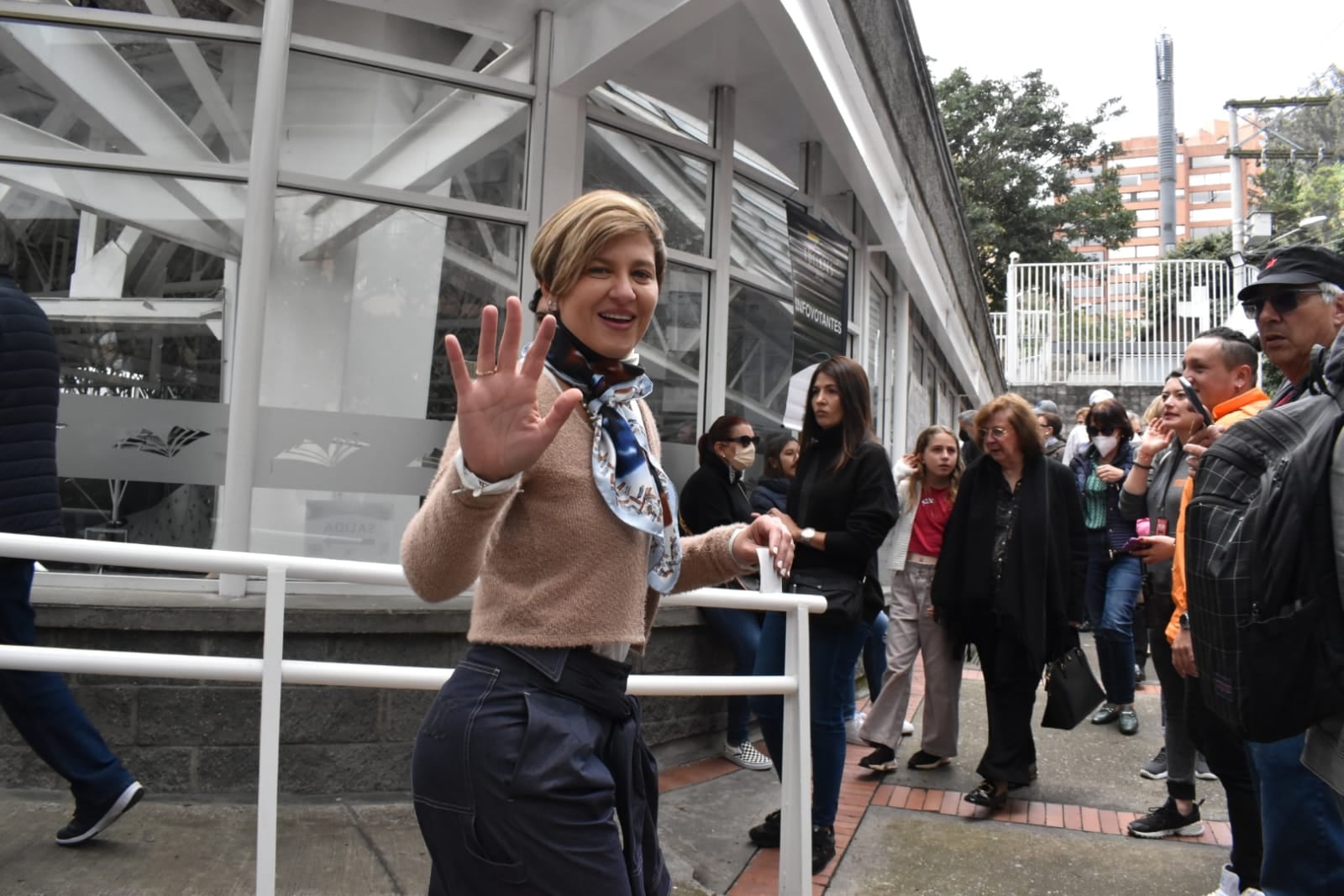 Veronica Alcocer esposa de Petro vota