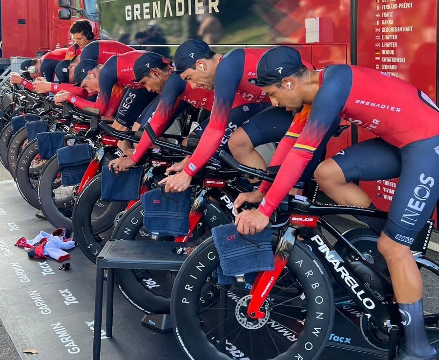 Daniel Felipe Martínez junto con sus compañeros del team Ineos Grenadiers en la París-Niza