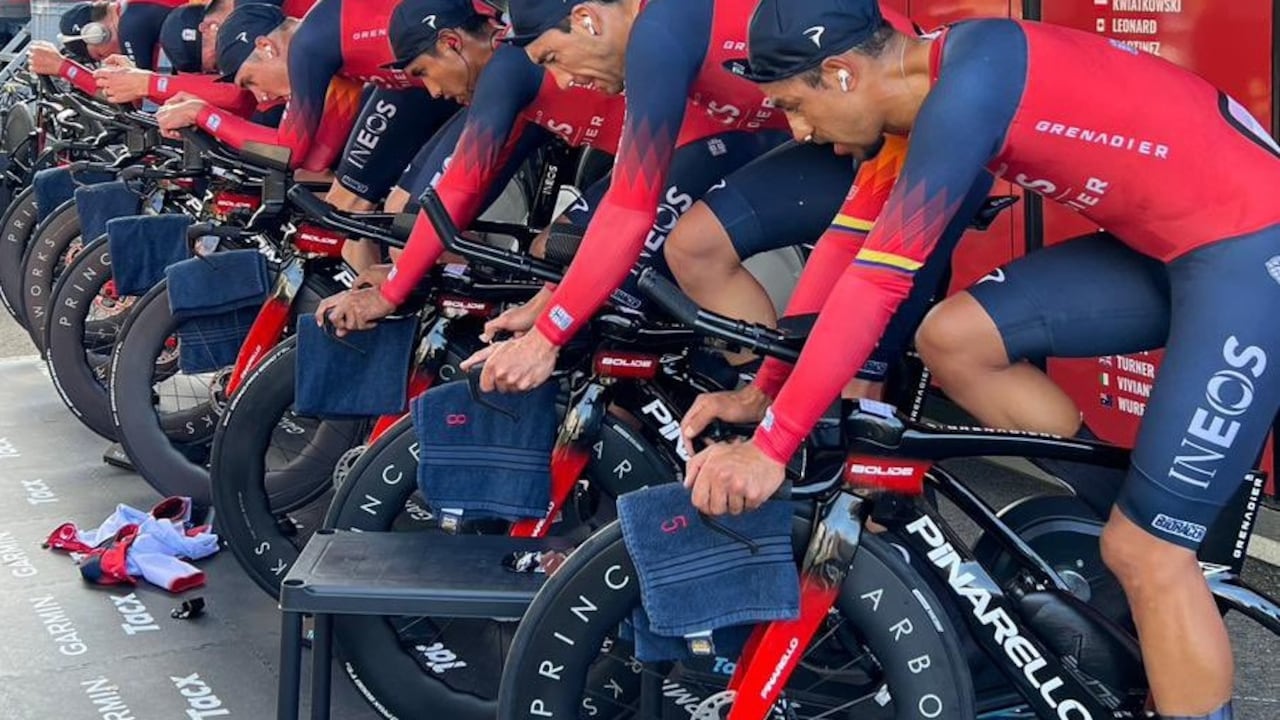 Daniel Felipe Martínez junto con sus compañeros del team Ineos Grenadiers en la París-Niza.