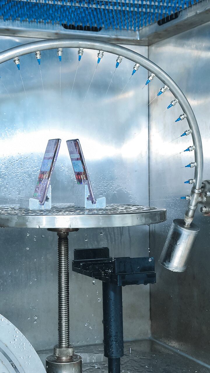Los teléfonos son metidos a una cámara especial para probar la resistencia al agua.