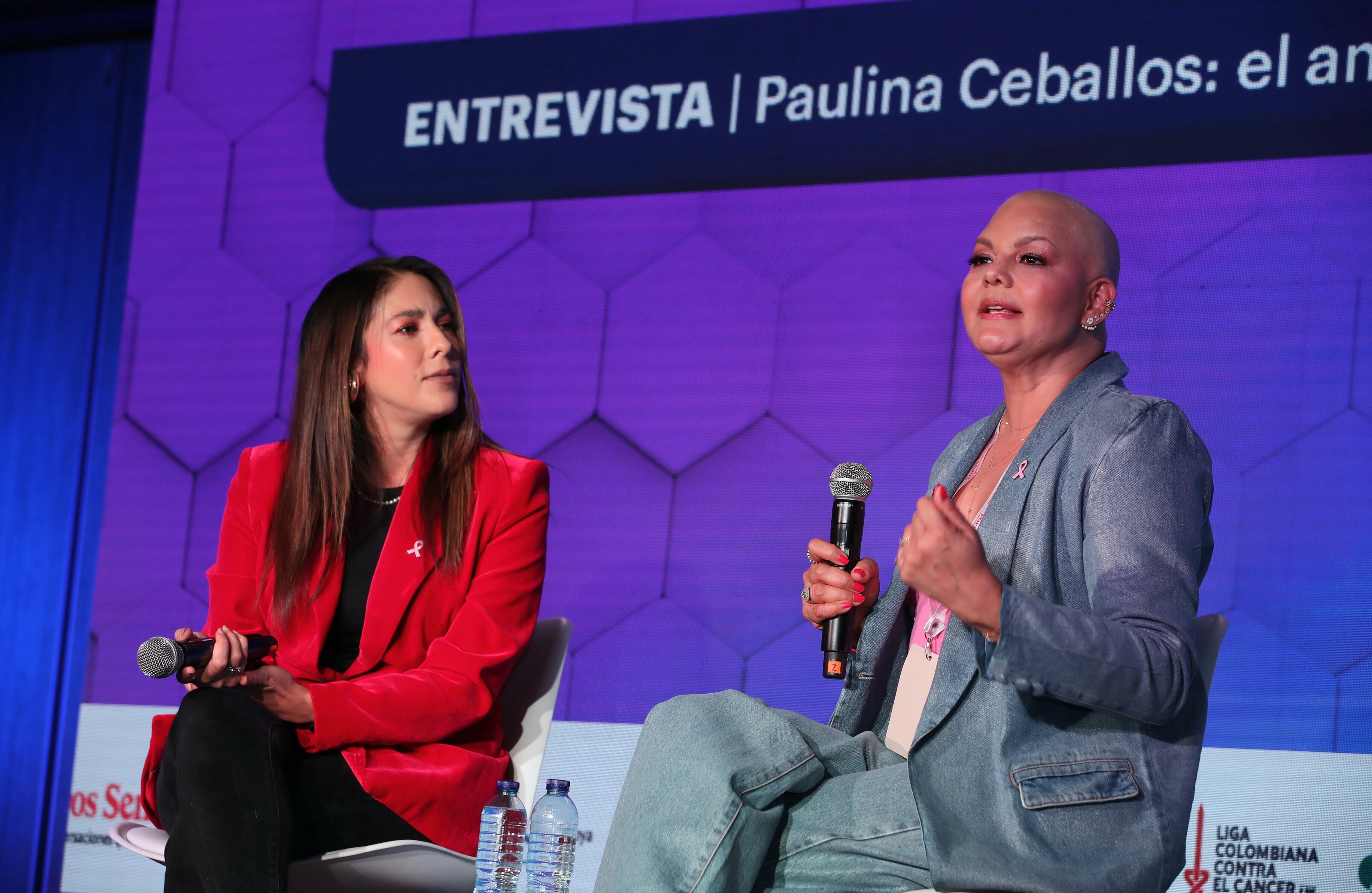 De izquierda a derecha: Juanita Gómez, directora de Video de Semana y Paulina Ceballos, empresaria, esposa de Carlos Calero y paciente de cáncer de mama.