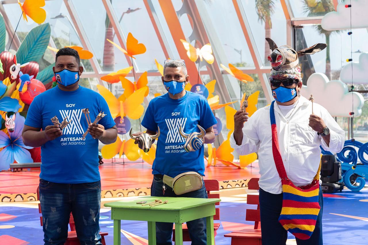 Adofredo LLanos, director de los Burros Corcoveones de PItal de Megua, a la derecha, junto a sus compañeros artesanos.