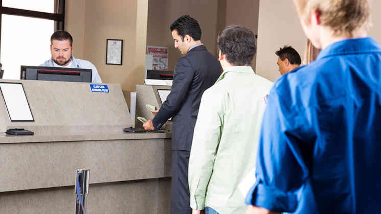 ¿Sabe cuánto tiempo de su vida pierde haciendo fila en el banco? / GETTY