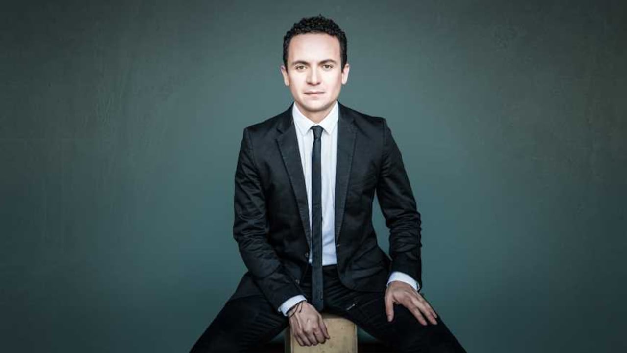 El artista colombiano Fonseca antes de su presentación en las sesiones acústicas de los Latin Grammy, en el Teatro Mayor Julio Mario Santo Domingo, Bogotá, Colombia.
