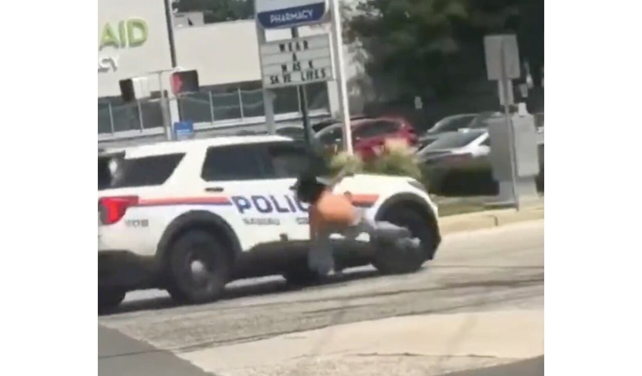 La policía decidió embestirla con una camioneta