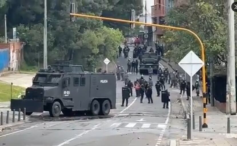 Uniformados de la UNDMO y la Policía Nacional se han desplegado alrededor de la Institución.
