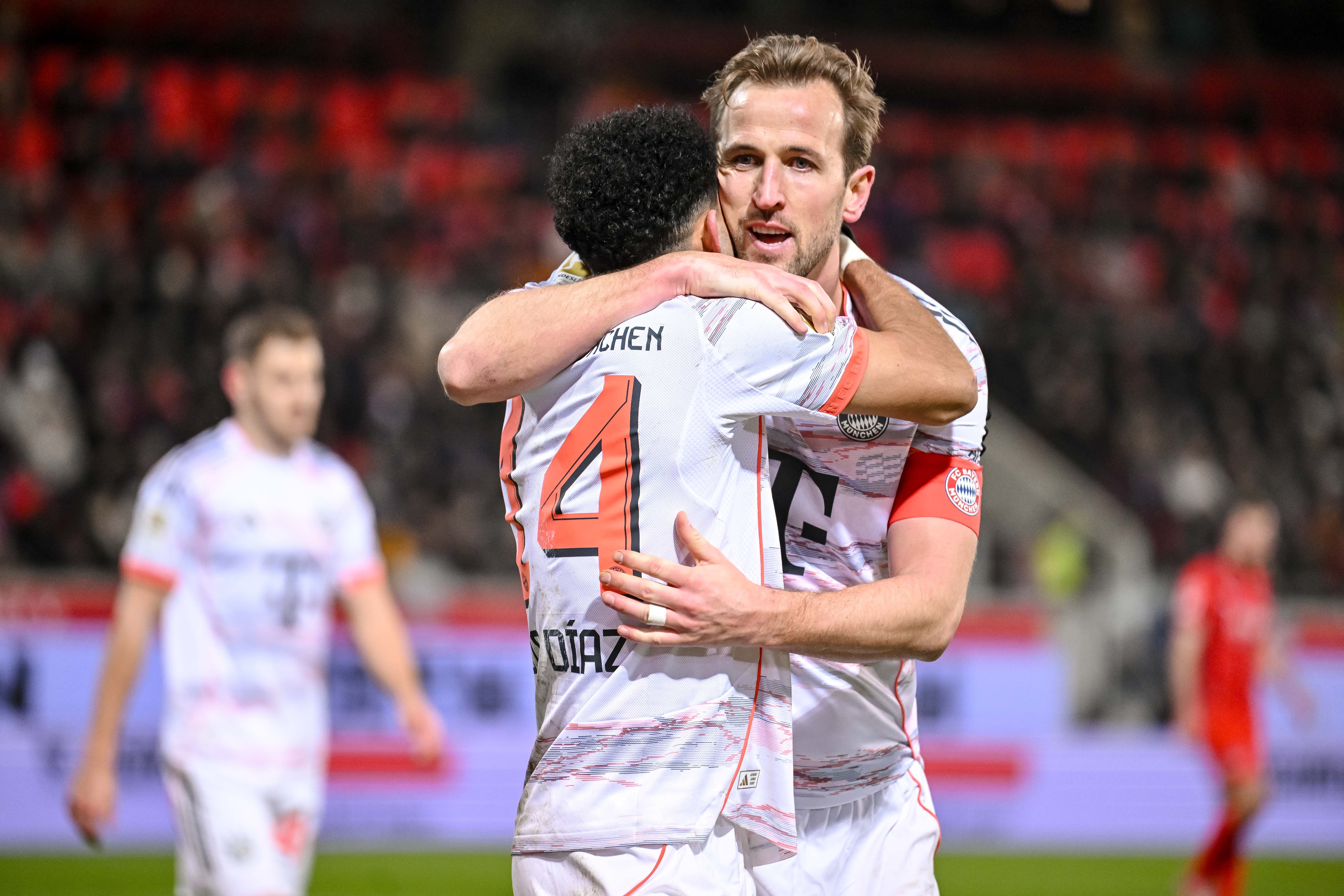 Harry Kane abraza a Luis Díaz tras el tercer gol del Bayern contra Heidenheim.