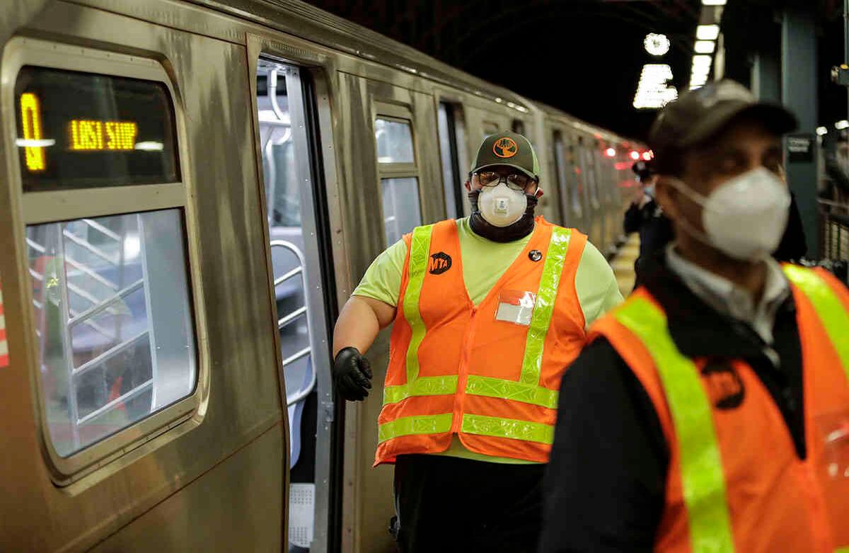 Funcionarios de la MTA trabajan en trenes durante las operaciones de desinfección en la Terminal de Coney Island Stillwell Avenue, el miércoles 6 de mayo de 2020, en el distrito de Brooklyn de Nueva York. Foto: Frank Franklin II/AP