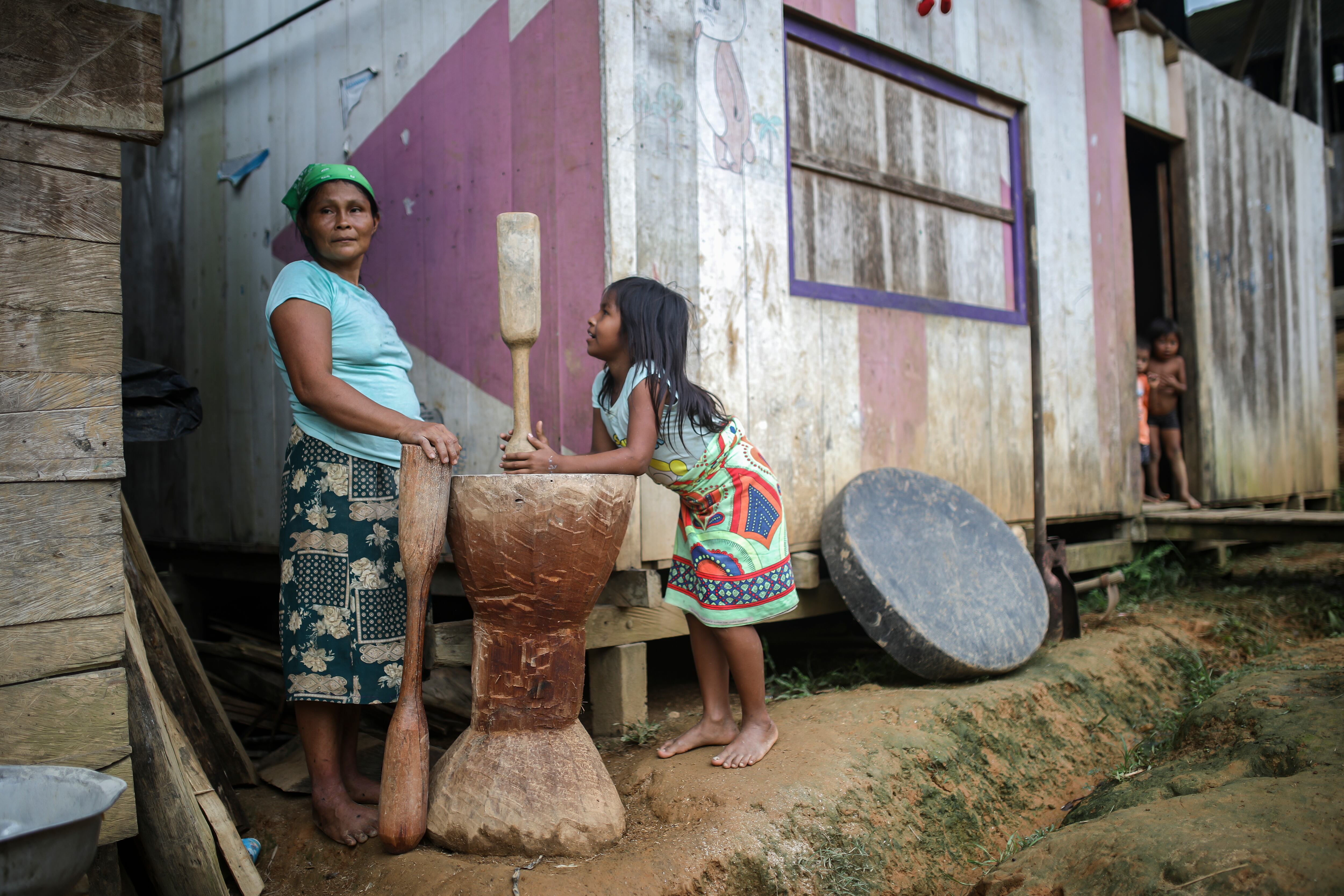 Alrededor de la etnoaldea, viven 368 indígenas de 75 familias.