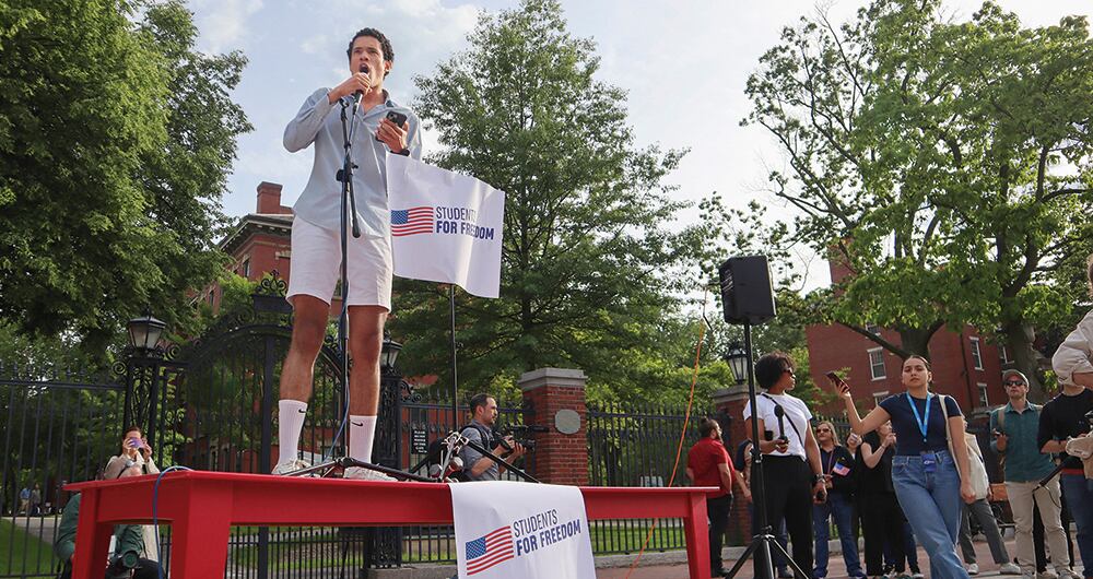 El presidente Donald Trump le prohibió a la universidad la admisión de alumnos extranjeros.