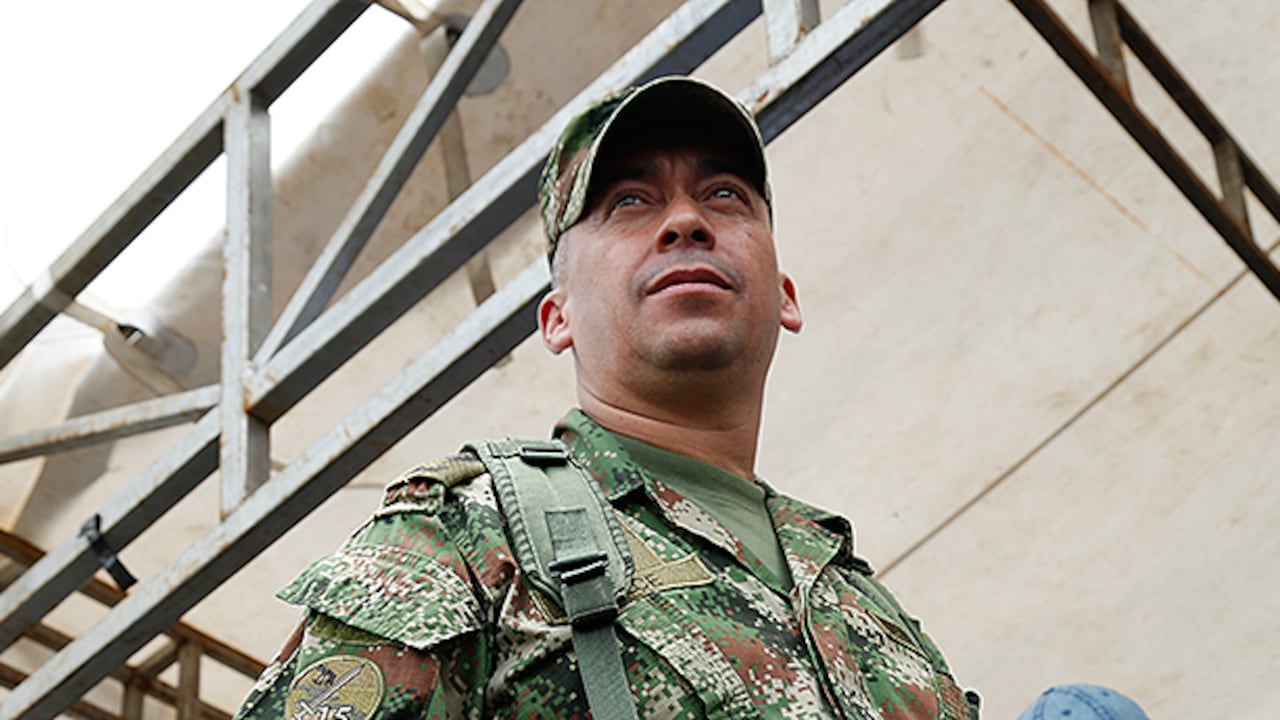 Dulce pasó a ser uno de los protagonistas de la recordada serie del Ejército Nacional de Colombia, Hombres de honor en 1995.