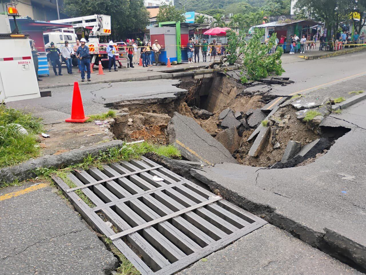 Daño en la calle Alfonso López, pleno centro de Villavicencio, por desbordamiento del río Ocoa.