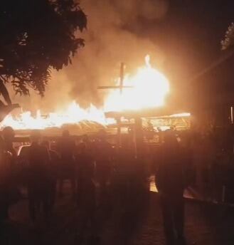 La caballeriza siendo consumida por las llamas