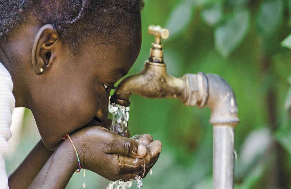 Aunque gran parte de la población afrocolombiana vive en zonas de alta pluviosidad, el 85 por ciento no tiene acceso a agua potable.