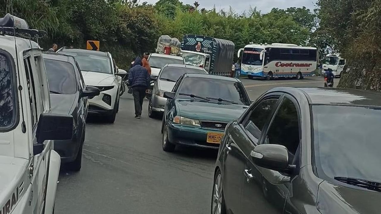 El trancón se registra desde el municipio de Lebrija, Santander.