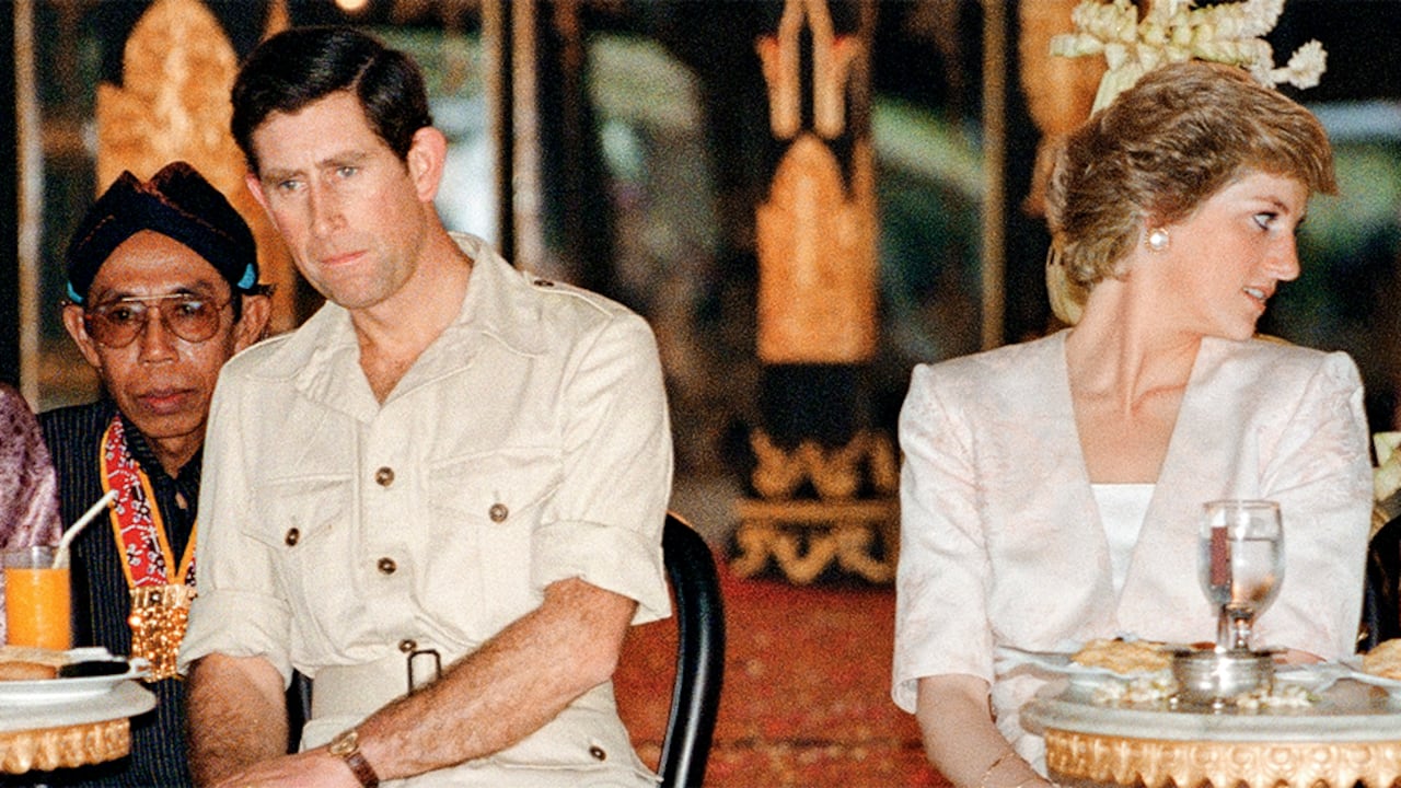 Carlos y Diana empezaron a mostrar distancia en público a finales de los años ochenta. Pero nunca se pensó que fuera ella quien le puso los cachos con Barry Mannakee.